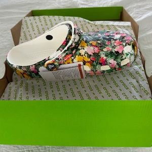 NWT Crocs 8m/10w multi color floral